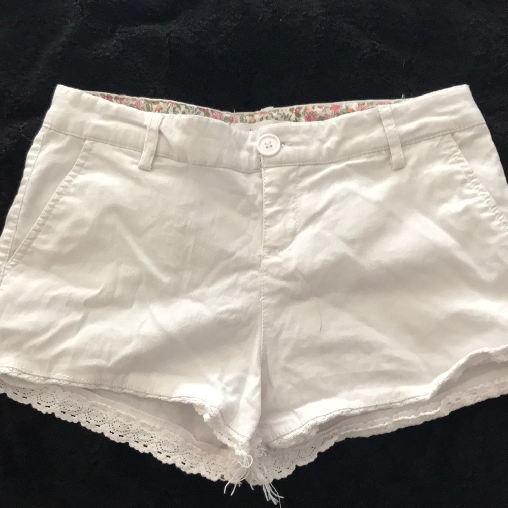 🍑 White Shorts with lace trim